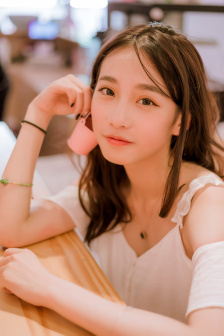 美女100%露全身